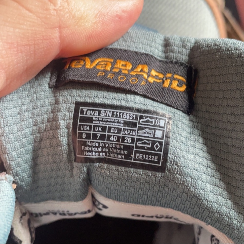 hiking shoes. Never been worn, still in box. had for 3 weeks. - Picture 1 of 3